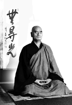 Maître Taisen Deshimaru en posture de Zazen